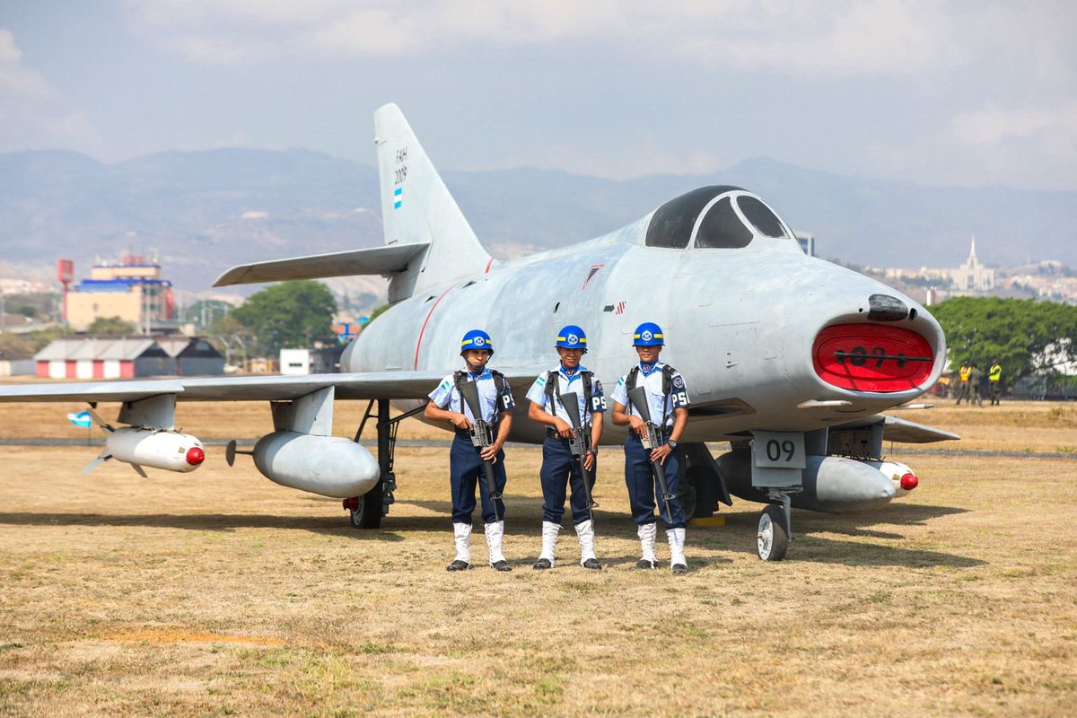 🕐 En breves momentos, dará inicio la ceremonia de conmemoración del 93 aniversario de la Fuerza Aérea Hondureña #FAH en el que nuestra Presidenta @XiomaraCastroZ estará presente. #93AniversarioFAH