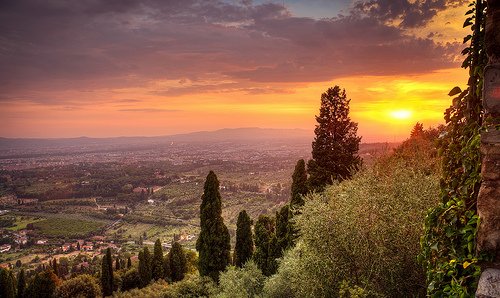 Sulla cima di quella collina dove l'aria è così leggera da portare via anche i pensieri più cupi Fabrizio Caramagna #buonaserata 🧡