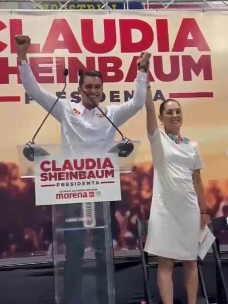 Ayer se “pelearon” por el amor y la atención de @Claudiashein en #Sonora ; Sobre todo porque la candidata de #Morena pidió empujar el #PlanC. Aquí la prueba de que le levantó la mano a TODOS!!! 😝 @CelidaLopezc @juntosheriberto @LoreniaValles @FroylanGamezG