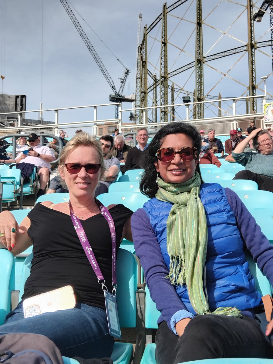 A pair of #Cricket hacks 👇  Nice to see @AnnieChave & chat #CountyChampionship prospects as our teams met @CountyChamp today. 

What girl doesn't want to be backlit by a gasometre? 

@MattersCounty @peterhardy51 #SurreyCricket #WeAreSomerset #bbccricket