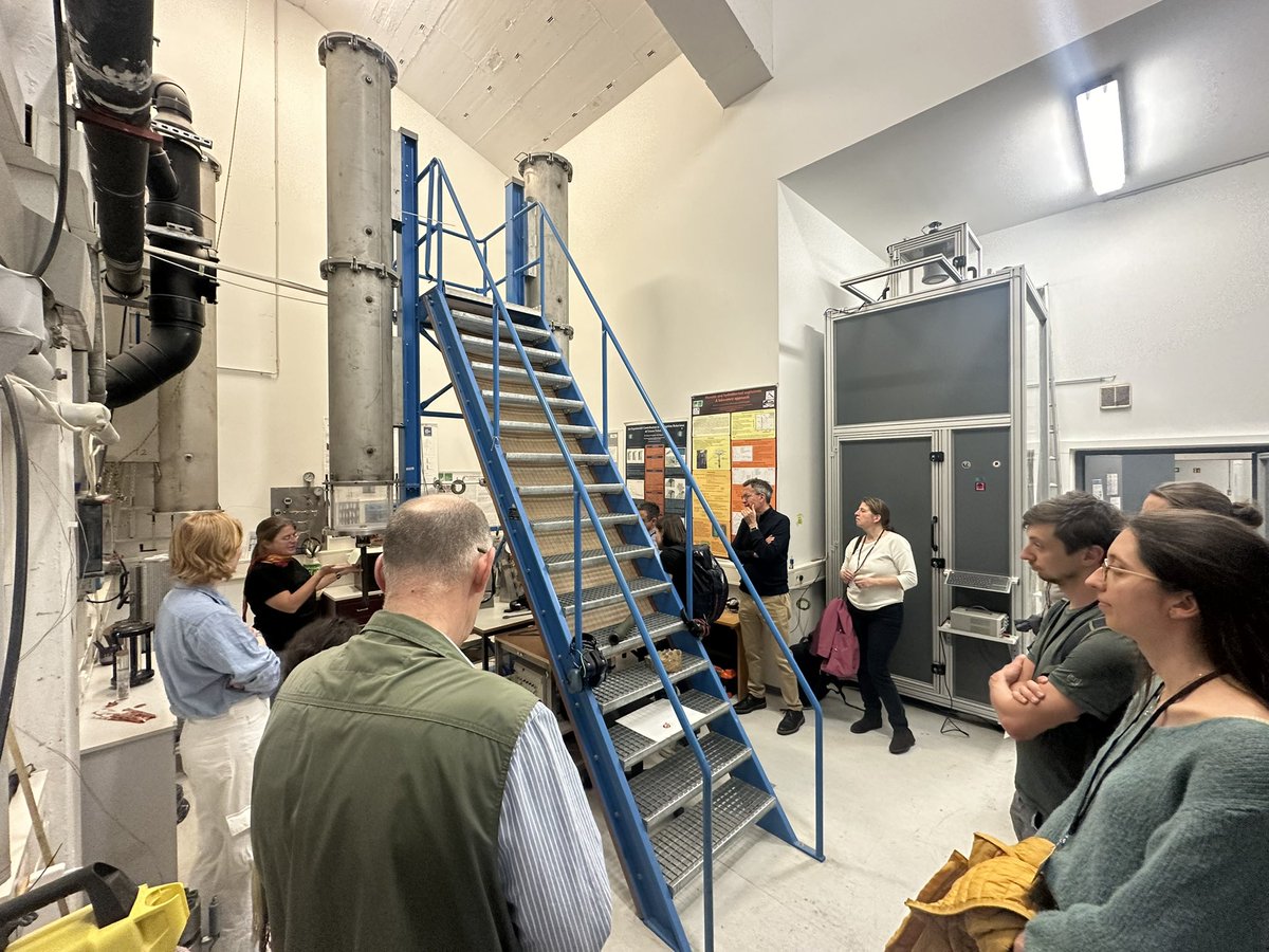 We couldn’t wrap up the #KMTsymposium2024 without a tour of our experimental labs, our Jackie Kendrick @RonSukiRon, Yan Lavallée, Anthony Lamur @volc_anthony and Betty Scheu explain the facilities @LMU_Muenchen