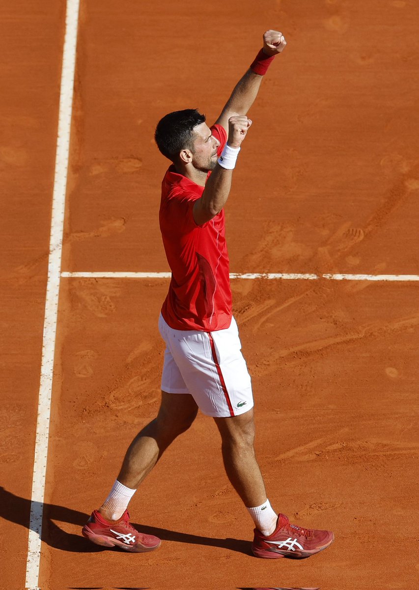 DJOKO DE RETOUR EN DEMIES ! 🙌 Novak Djokovic écarte Alex De Minaur 7-5 6-4 pour se qualifier pour la 1ère fois en 1/2 finale de Monte-Carlo depuis 2015 ! En 2015 il avait... remporté le titre 😤