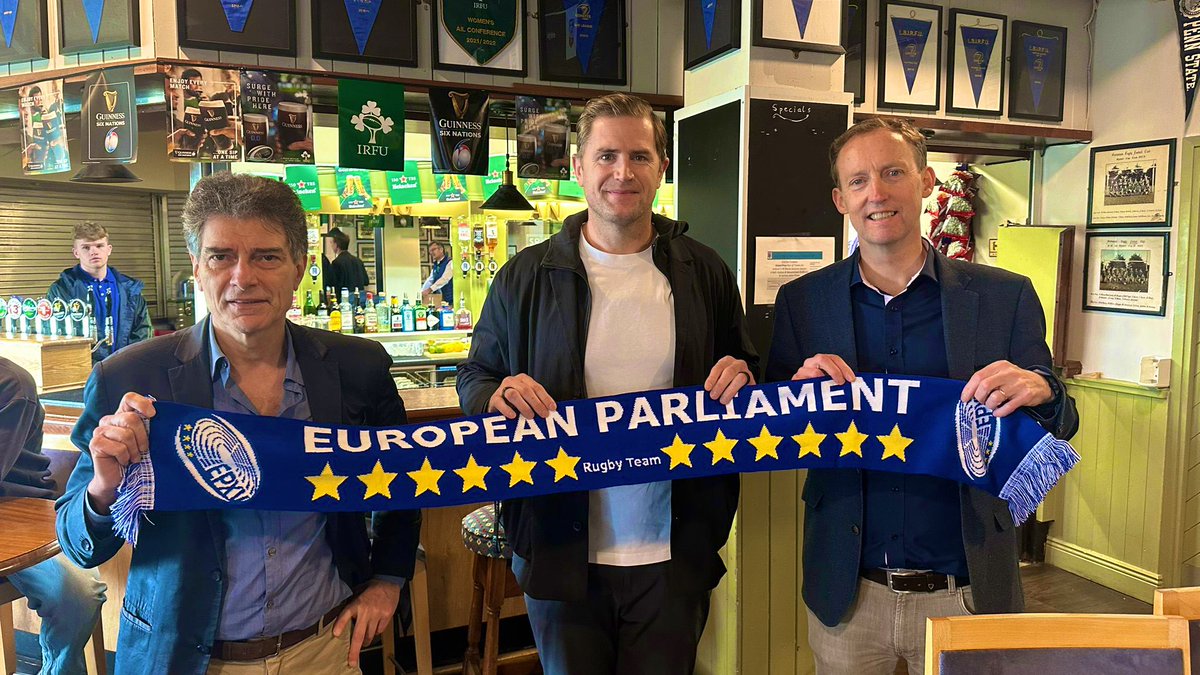 Live from 🇮🇪 #Dublin: former Irish international @JamieHeaslip meets our very own @PDurandOfficiel and @BarryAndrewsMEP! Great to make new connections and discuss the Vallée de la Save Under-14s trip there, which was under the patronage of Erasmus+ program! #rugby #EPXV