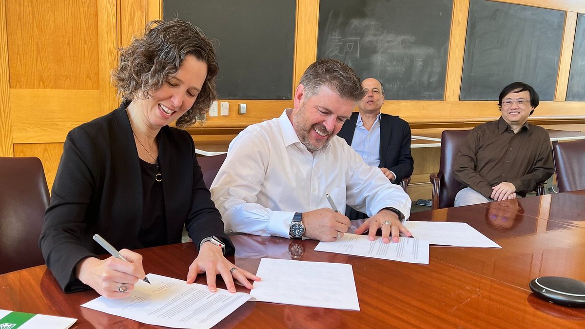 Thayer has just partnered with @UTECuniversidad in Peru for its first international degree program! 🎉Dean @AbramsonAlexis and UTEC General Director Javier Bustamante Romero signed the agreement for students to earn a BE from UTEC and MEng from @dartmouth. bit.ly/3Jf72wU