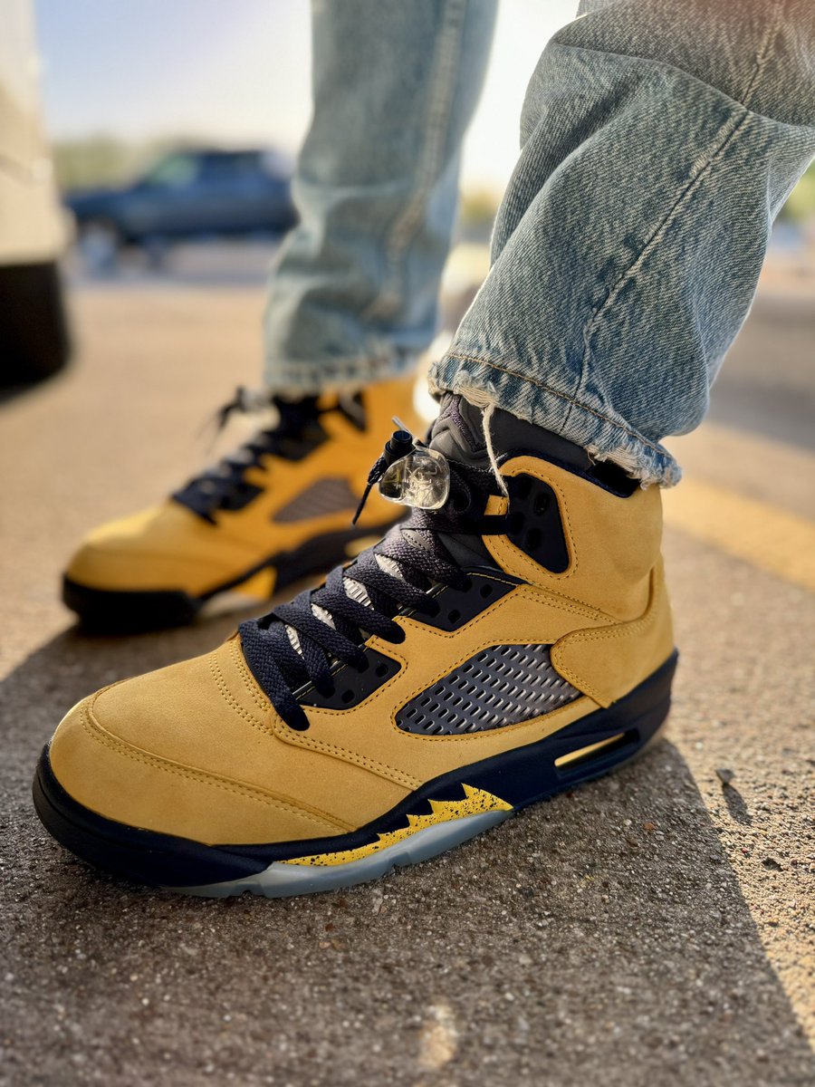 TGIF!! 🙌🏽🙌🏽🙌🏽
One of my recent acquisitions 😮‍💨😮‍💨😮‍💨 

#April #April2024 
#NIKE #snkrsliveheatingup #SNKRS #KOTD #NIKE #SNKRSKickCheck @nike @Jumpman23 #Retro #Jordan5 #michigan