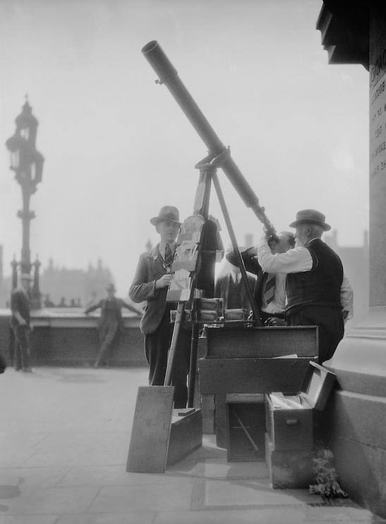Telescope, Westminster Bridge, London, 1933.
>E.O. Hoppe.