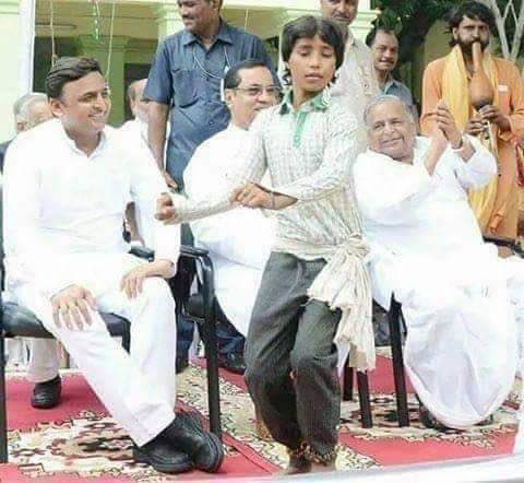 Remember this picture? Even today this boy is active on Twitter and works diligently morning to evening for Akhilesh Yadav. Can you guess who is he?
