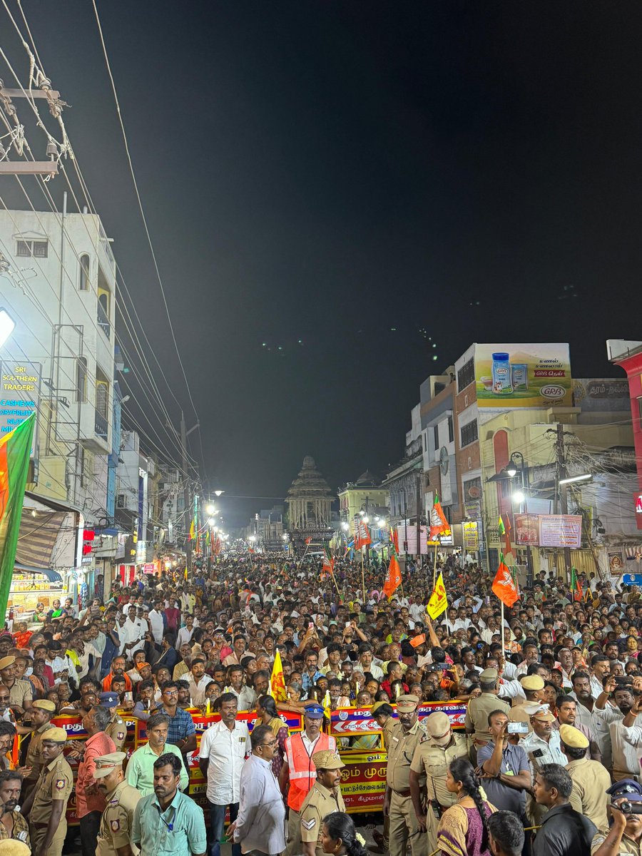 गृहमंत्री @AmitShah के हर दक्षिण दौरे पर गजब भीड़ जुट रही। तस्वीर तामिलनाडु के मदुरई में रोड शो की है