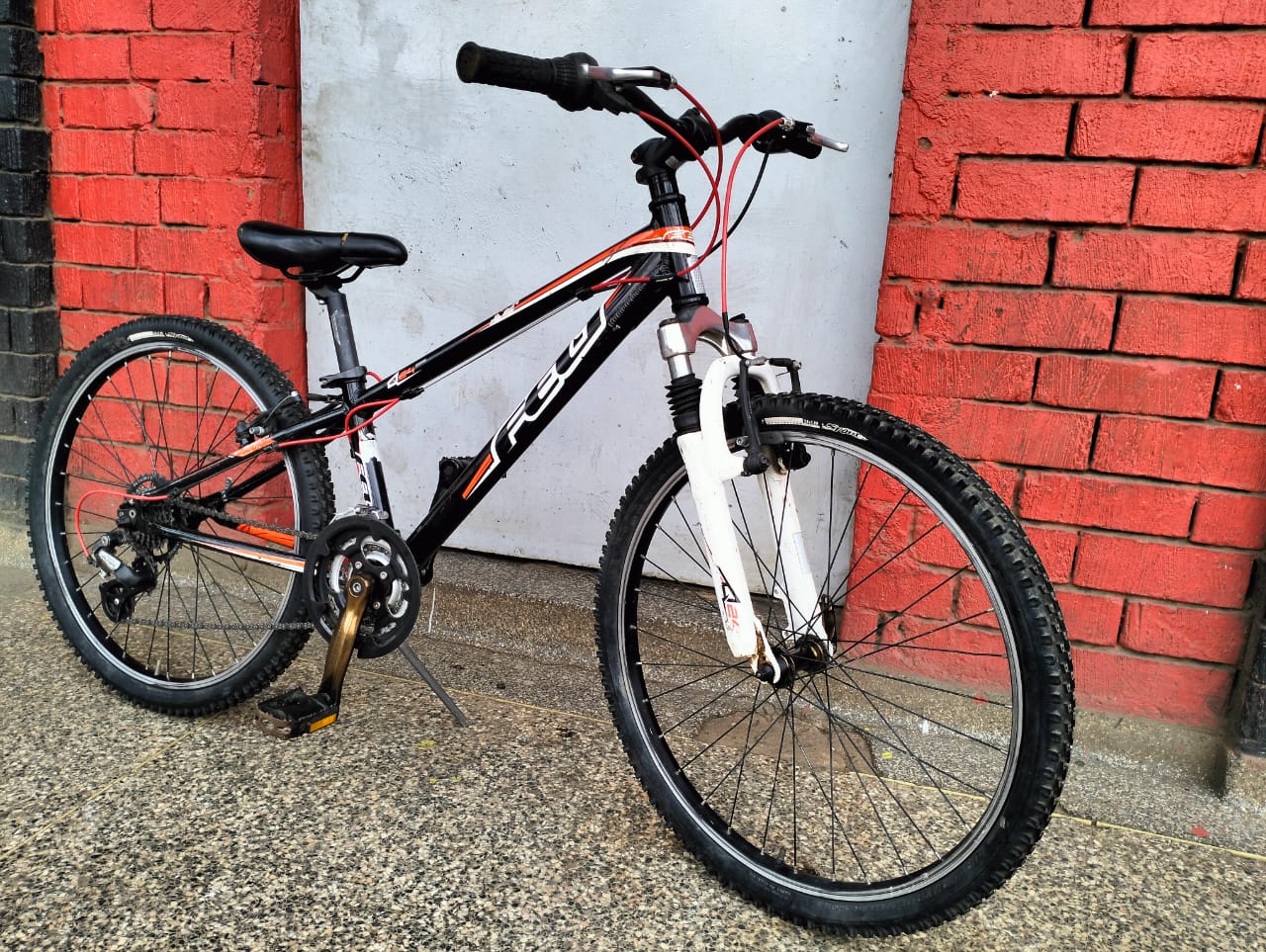Baiskeli Centre on X Felt Size 24 Mountain Bike Suitable 9 13yrs Light Aluminum Frame 21 speed Shimano Drive Train Quick release wheel setup Front suspension fork ksh 20 000