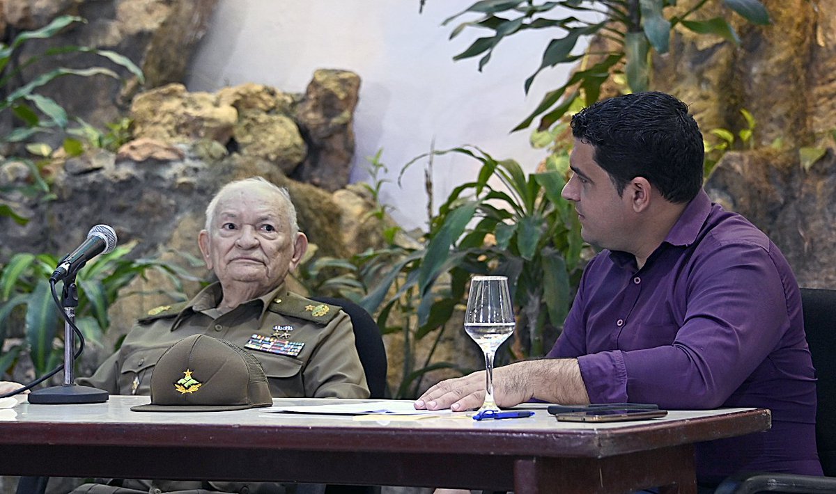 Las batallas de Guillermo, hermoso libro del periodista Wilmer Rodríguez con prólogo del General de Ejército #RaúlCastro se presentó hoy en #SantiagoDeCuba

El Comandante de la Revolución, a sus 96 años y una fortaleza impresionante, habló de pie con la sencillez de los héroes.