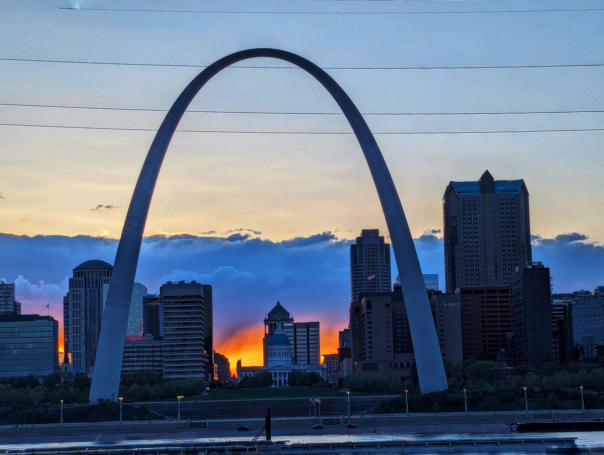 JoPaul Cates photographed the sunset last evening in St. Louis. Thank you for sharing these beautiful pictures, JoPaul!