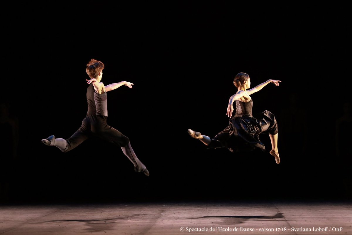 #ÉcoleDeDanse Ce soir, première représentation du spectacle annuel de l'École de Danse sur la scène du Palais Garnier. 🩰 Les élèves danseront 3 ballets : 'Les Forains' de Roland Petit, 'Un Ballo' de Jiří Kylián et 'Suite en Blanc' de Serge Lifar. bit.ly/3qikWss