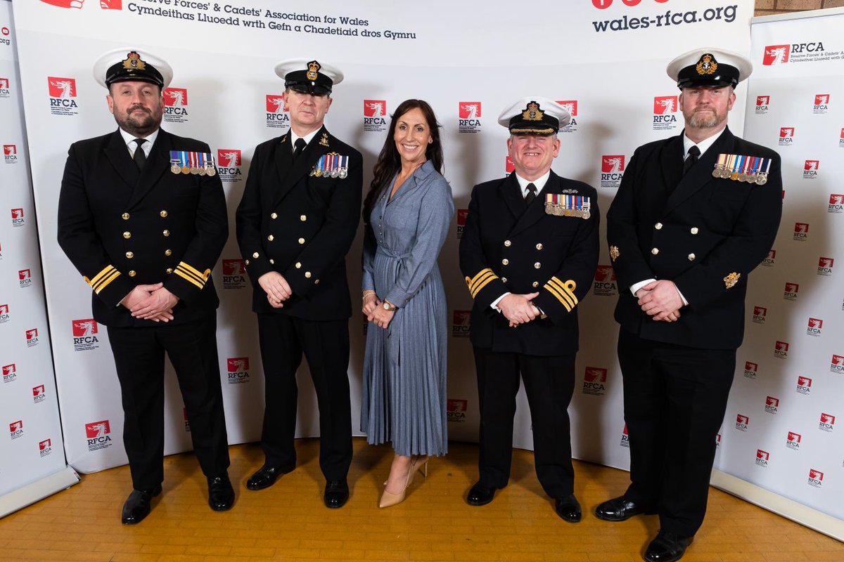 I’ve known Rob for ages, he is a great advert for @RNReserve and @HMSCambria. Both comms when working together public facing I’ll often tell an audience we were separated by our looks. All the handsome chaps end up in the surface fleet. Please note Robs submariner dolphins!