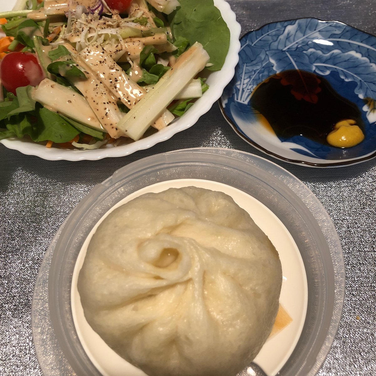 551の豚まん・サラダ
#porkbun #sidesalad 
やっぱり最高！