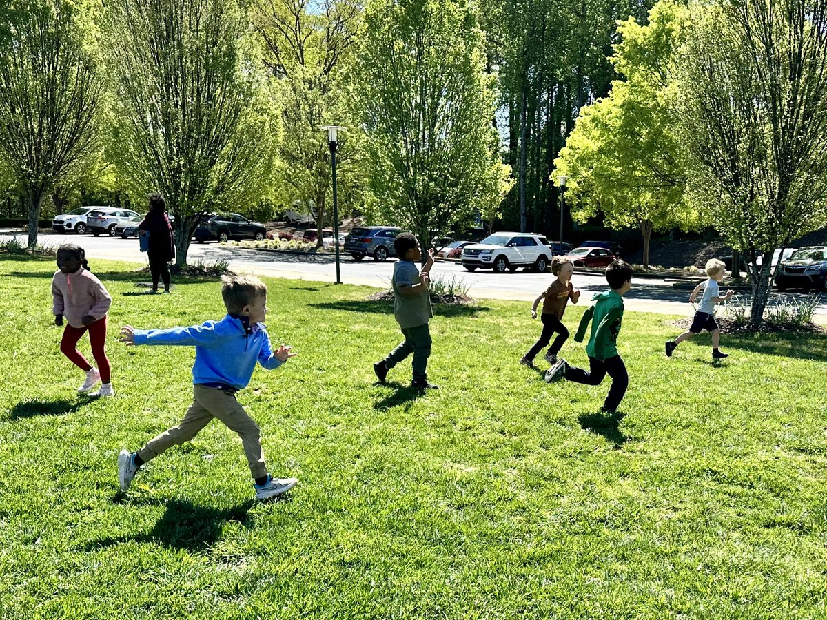 klundstromatmv's tweet image. #learningrequiresflexiblespaces PK4&amp;amp;5 students journeyed to @TheMVSchool upper campus to celebrate the #WOYC (Week of the Young Child) with @NAEYC - class family celebration🌞