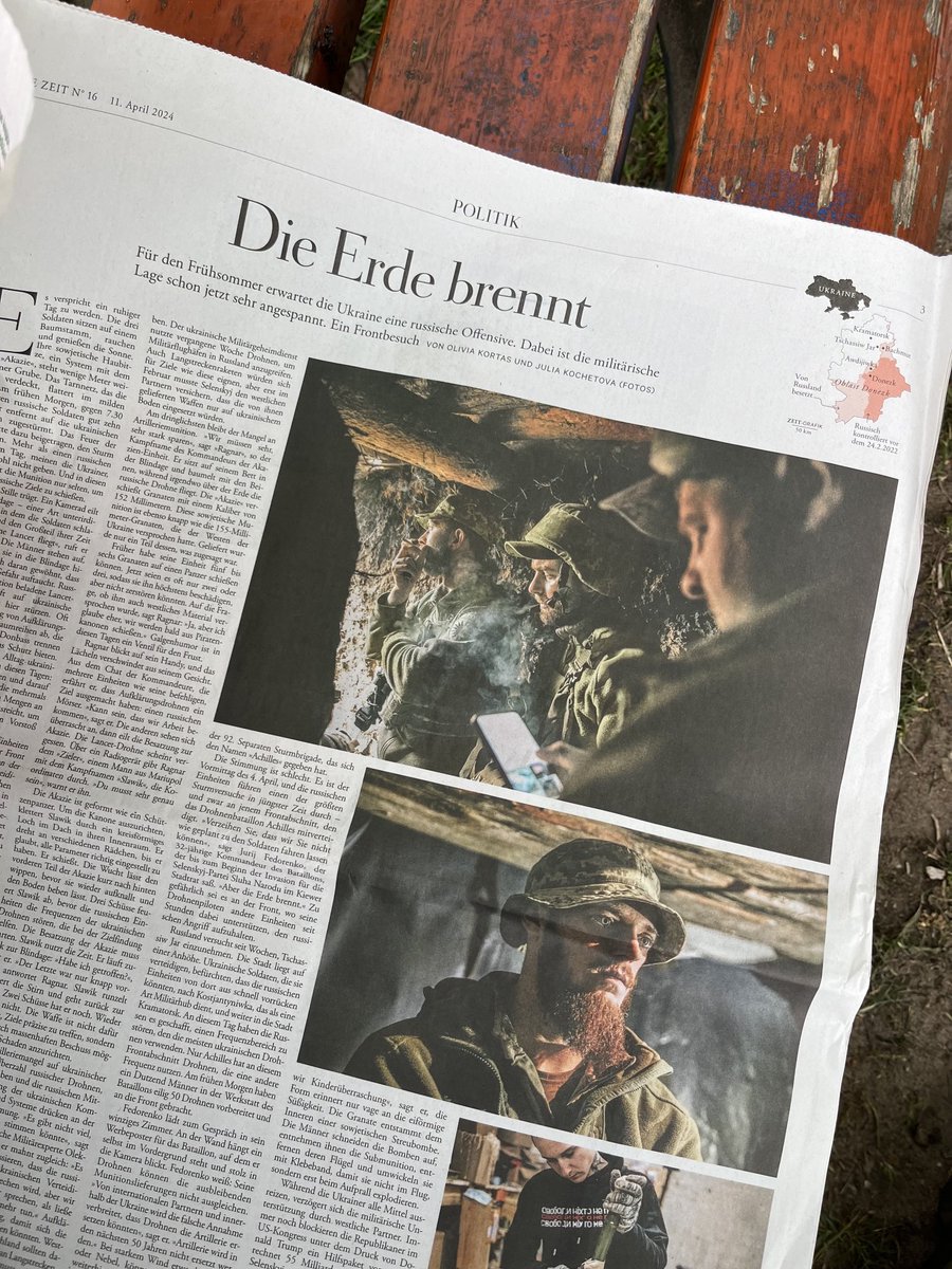 Vergangene Woche war ich an der Front unterwegs, besuchte Artilleriepositionen, interviewte Infanteristen und Kommandeure div. Ränge. Die Munition ist so knapp, einige Einheiten basteln sie sich regelrecht zusammen. Und es naht eine russische Offensive. #Ukraine @DIEZEIT⁩