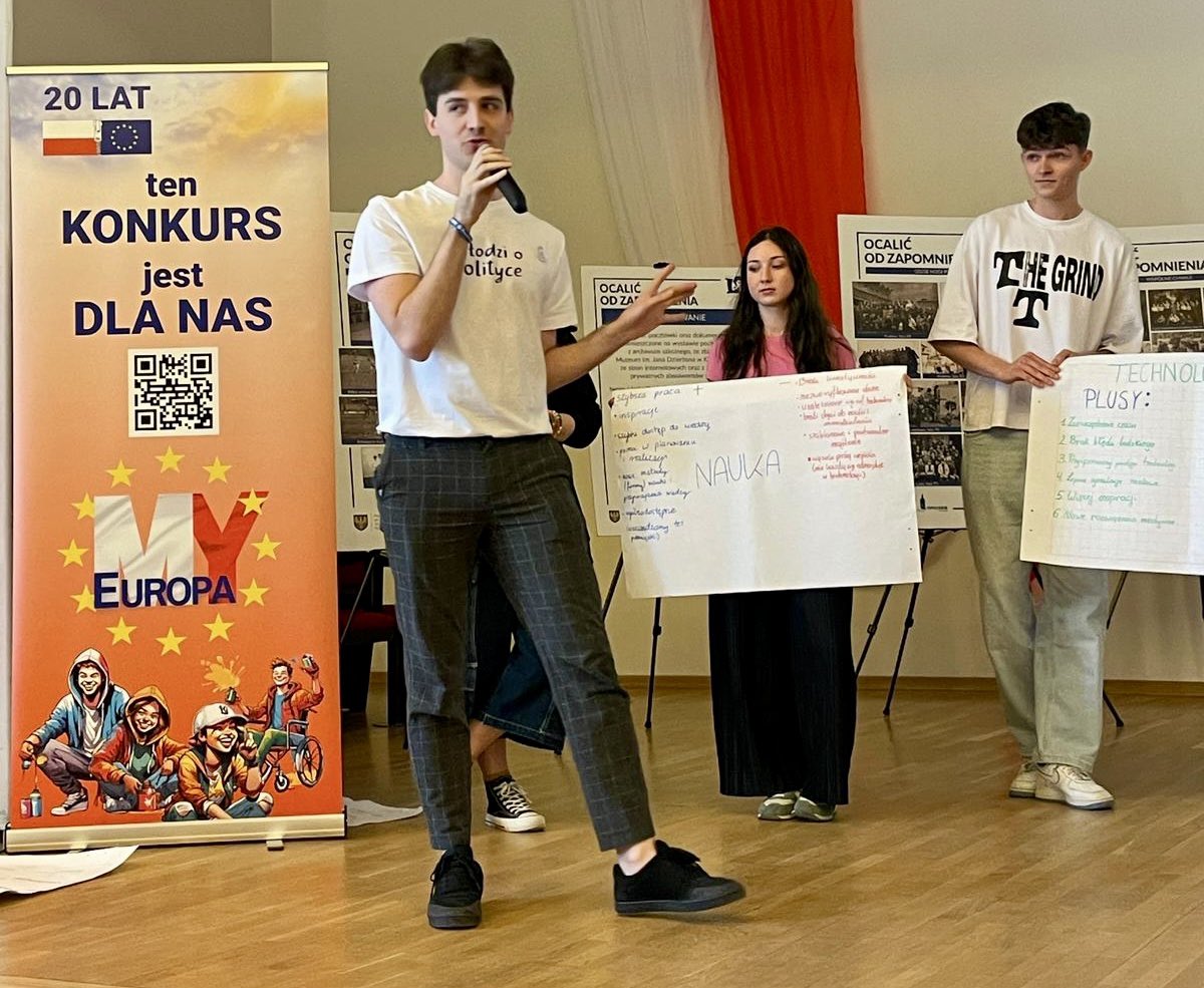TdKonstytucjaPL's tweet photo. Dzisiaj w ramach #SiłaMłodychMostPokoleń gościliśmy w ZSO w Kluczborku #SMMP
Przekaż 1,5% dla projektu #TourDeKonstytucja KRS 0000820007
Projekt jest współfinansowany przez Unię Europejską, Open Society Foundation, Krajową Izbę Radców Prawnych, Fundację SOL https://t.co/EIdBR770NU