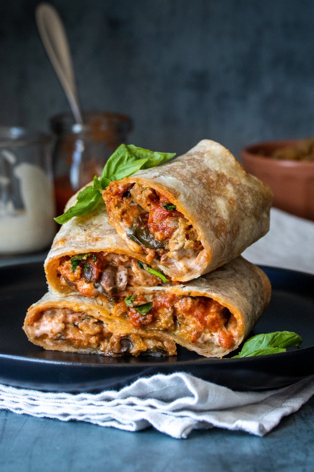 Pizza in a burrito! This recipe is the perfect quick and nutritious meal for busy athletes on-the-go. To get this easy to make recipe plus more, click the link in bio impactmagazine.ca/uncategorized/… —- Recipe and Photography by Sofia Desantis —- #recipe #burrito #pizza