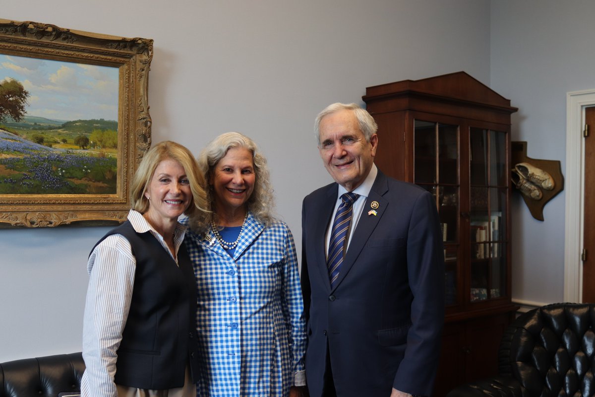 Productive meeting w/my friend Wendy Davis, a longtime reproductive rights advocate, and Marsha Simon on behalf of Planned Parenthood to discuss improving access to family planning services in Texas. Every Texan deserves to make their own health care choices w/out GOP intrusion.