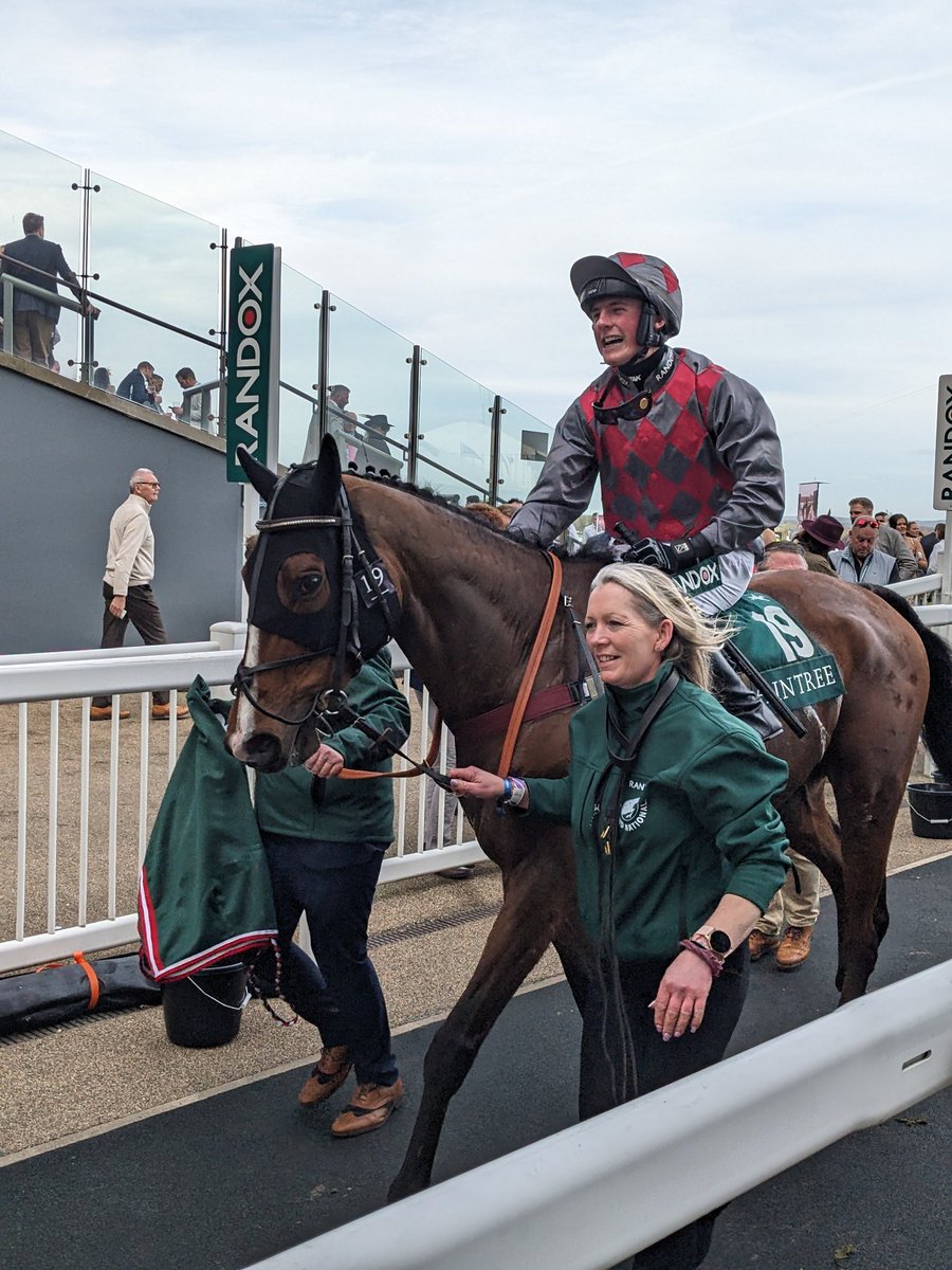 El Jefe (Ben Smith) wins the lucky last at Aintree. Up the Jefe!!! 🏇