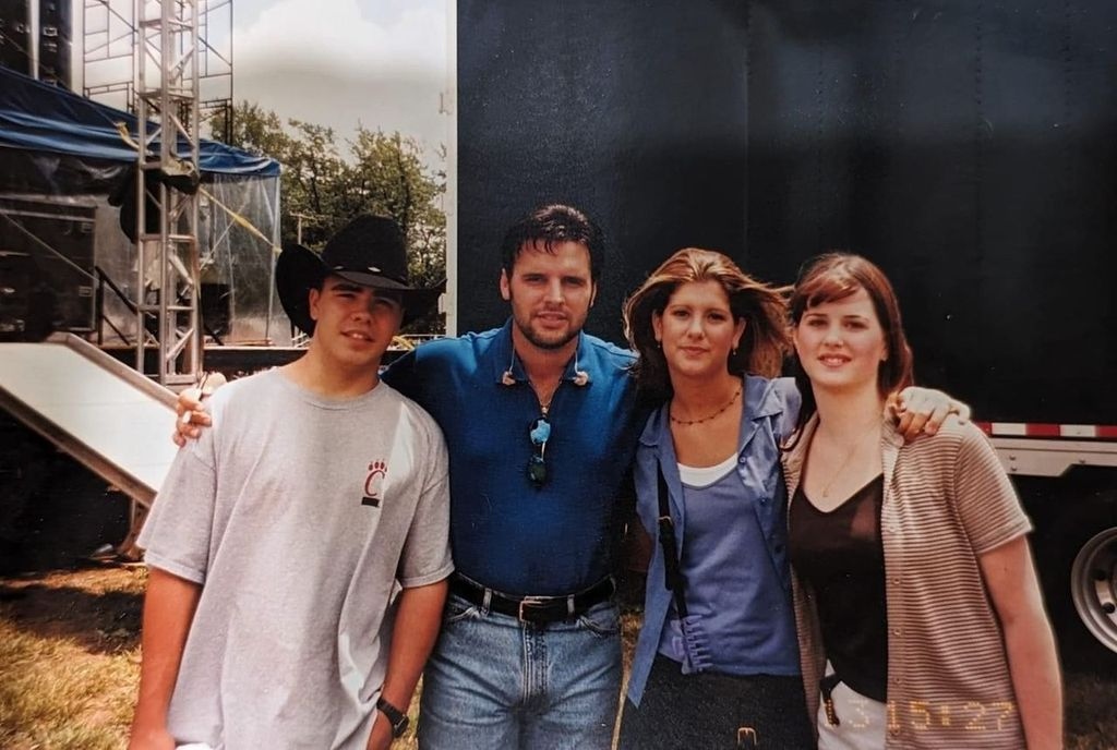 #FlashbackFriday to the summer of '98 in Cleveland, Ohio! Time flies, but the memories stay the same. Thanks again for sending me this awesome fan photo! #CountryMusic #Throwback