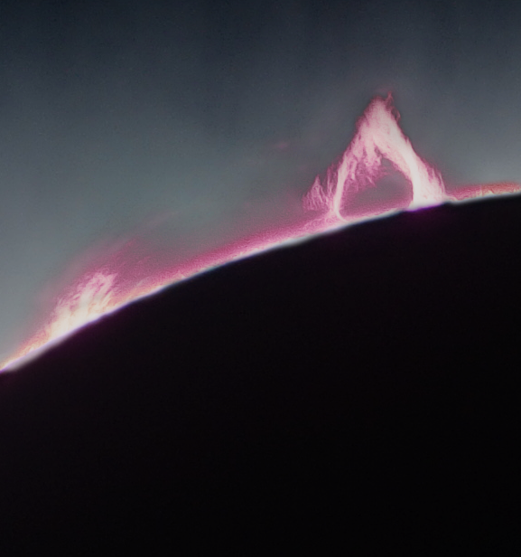 AJamesMcCarthy's tweet image. Here&apos;s a closeup of the bright prominence that many people reported seeing with their naked eye during the eclipse. This was captured using two telescopes- at 2000mm and at 3650mm. 

These prominences are part of the solar chromosphere, and normally require a specially modified…