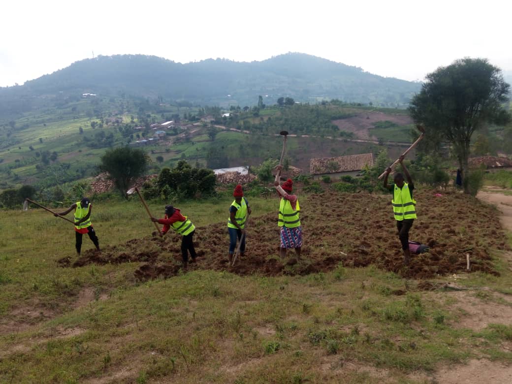 RuhangoDyvcp's tweet photo. #Kwibuka30 
Abakorerabushake ba @RwandaYouthVol1 muri @RuhangoDistrict #MbuyeSector none kuwa 12/04/2024 Twafashije utishoboye ku muhingira umurima hanakorwa amasuku iwe murugo
Hagamijwe guhindura imibereho ye @RwandaLocalGov @Louis_muhoz @valencesh @Rwandapolice @KubanaRichard https://t.co/mO5juu5bb9