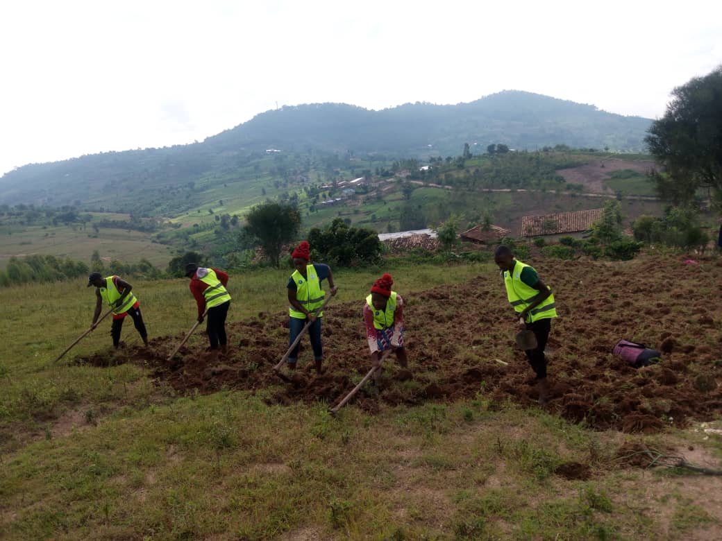 RuhangoDyvcp's tweet photo. #Kwibuka30 
Abakorerabushake ba @RwandaYouthVol1 muri @RuhangoDistrict #MbuyeSector none kuwa 12/04/2024 Twafashije utishoboye ku muhingira umurima hanakorwa amasuku iwe murugo
Hagamijwe guhindura imibereho ye @RwandaLocalGov @Louis_muhoz @valencesh @Rwandapolice @KubanaRichard https://t.co/mO5juu5bb9