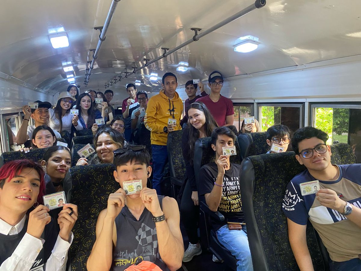 roshernandez's tweet image. Directo al #CNE. Así salieron está mañana un grupo de estudiantes de la #UNET. 
A las puertas del #CNE hay entusiasmo mientras esperan que se restablezca la electricidad para poderse inscribirse en el RE y asi participar en las elecciones del #28J
#Táchira
📸 @MenesesZuleika