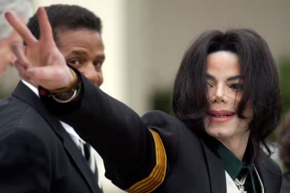 ☆April 12,1999-In  Harrods in London, MJ gives an interview to Piers Morgan for UK tabloid Daily Mirror. It is published front page April 13 +April 14.
Watch: Michael Jackson's 1999 interview with Piers Morgan aired on GMB | London Evening Standard | Evening Standard