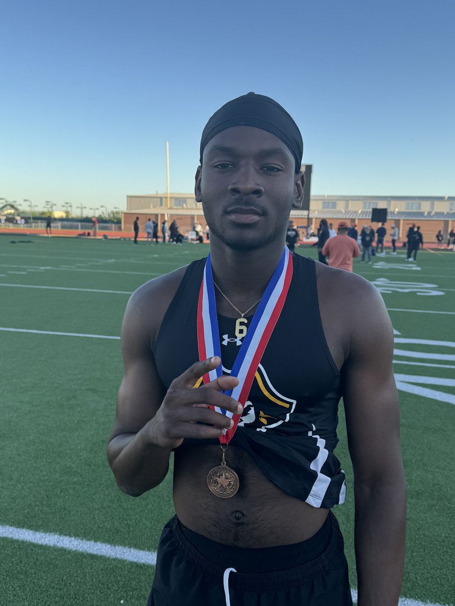 🥇 Regional Qualifier 🥇

⚡️ Kendrick Jones Qualifies for regionals  in the 200 after running a 21.78 in the Area Meet ⚡️