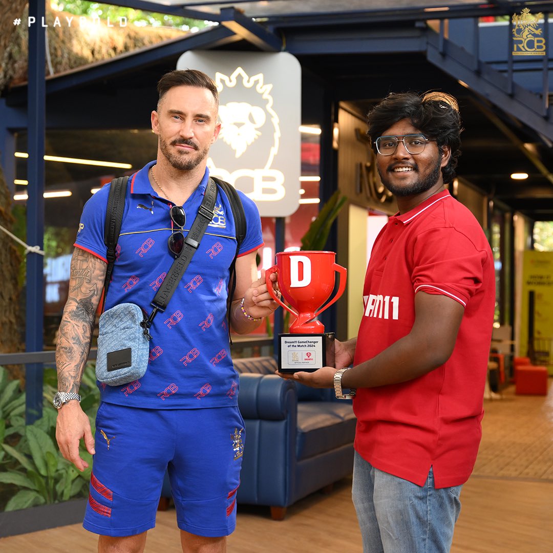 Captain Faf received RCB’s #Dream11GameChanger award from @Dream11 Champion Fan, for his 6️⃣1️⃣(40) 🆚 MI. 👏 #PlayBold #ನಮ್ಮRCB #IPL2024 #MIvRCB