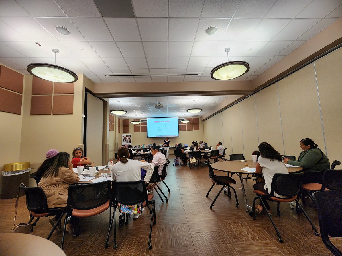 La Academia de Padres in session this morning. Financial Education for our parents. @AldineISD @drgoffney @DrFavy @delgadong94 @Aldine_Bil_ESL @DrZelayaSpeaks #MyAldine #UnityInCommunity #ParentsLeadingOtherParents #ParentLeadershipAcademy #PadresEnAcción