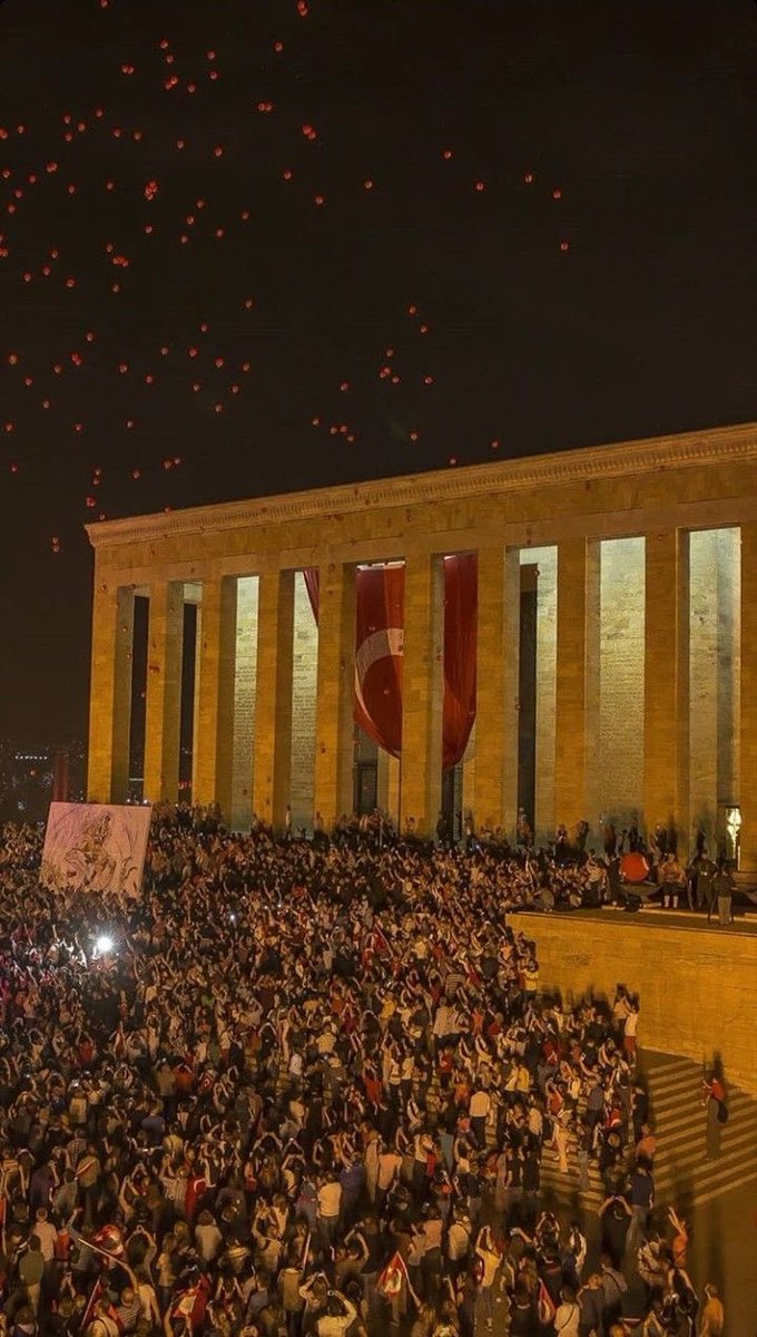 Ramazan Bayramı boyunca 120 bin kişi, Mustafa Kemal Atatürk’ün ebedi istirahatgahı Anıtkabir’i ziyaret etti.