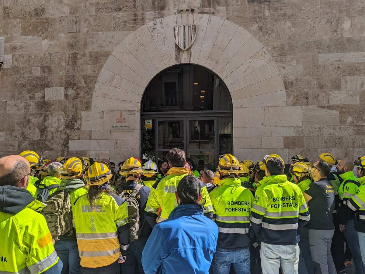 tasonfire's tweet photo. @carlos_mazon_ @generalitat @Actecosl @NuriaMontes @maribelsaezm @felipejcarrasco ¿Así es como buscaba ud. a los responsables del #IFMontixelvo? No creo, se habría dado cuenta enseguida de que no éramos los @GVAbforestals.
@ElisaNunez_S @GVAjusticia @rut_merino @GVAhisenda @javimonteroh @apuntnoticies
#AlgunosQueEntiendenDeFuego #Bombersforestalsenlluita https://t.co/Ep2KM1wW6H
