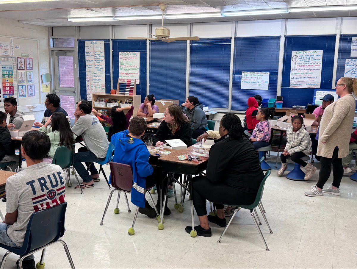 #LearningInGCS | Sedgefield Elementary held its annual Family Science Night this week. Families were able to meet with teachers and explore hands-on science experiments, while also enjoying a pizza dinner! 🧑‍🔬