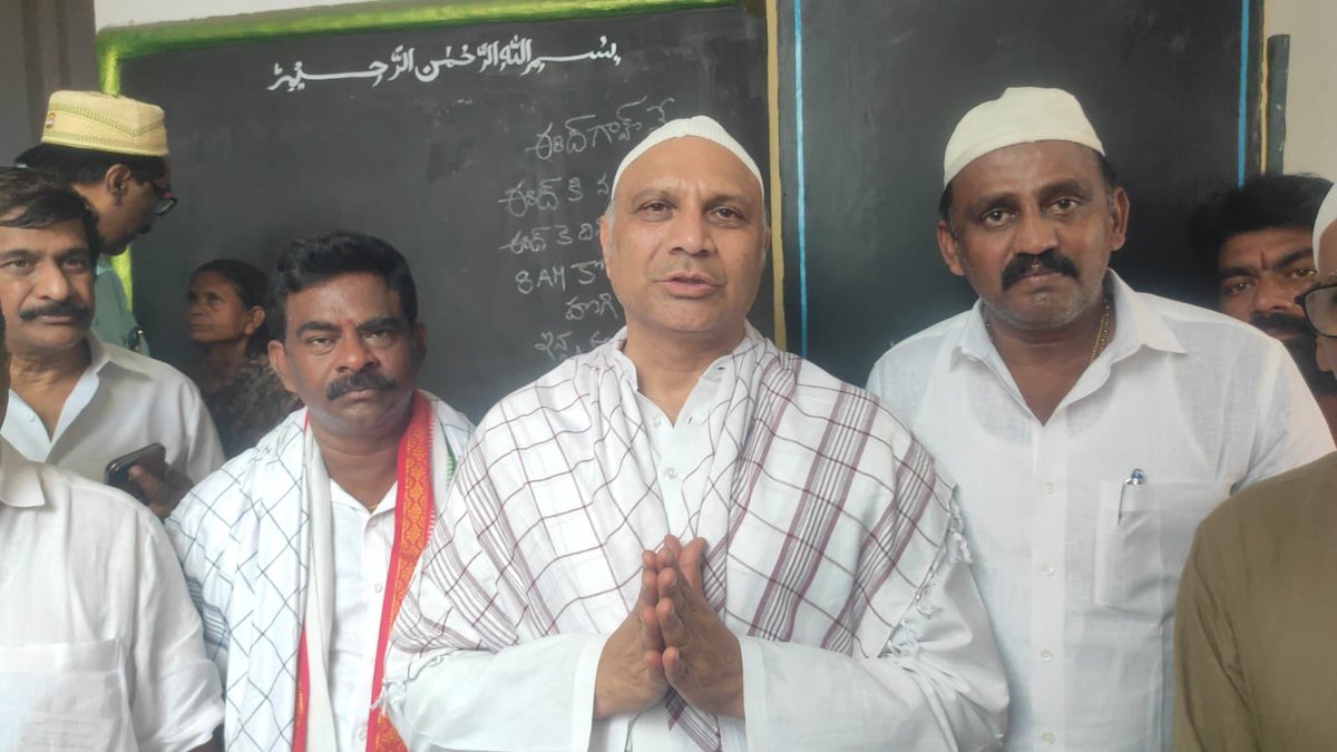 An interaction at Jamia Masjid, Kakinada City, the oldest mosque of Kakinada, built in the 19th century, on Friday, 12th April. ⁦@realyssharmila⁩ ⁦@INC_Andhra⁩ ⁦@manickamtagore⁩ ⁦@kharge⁩