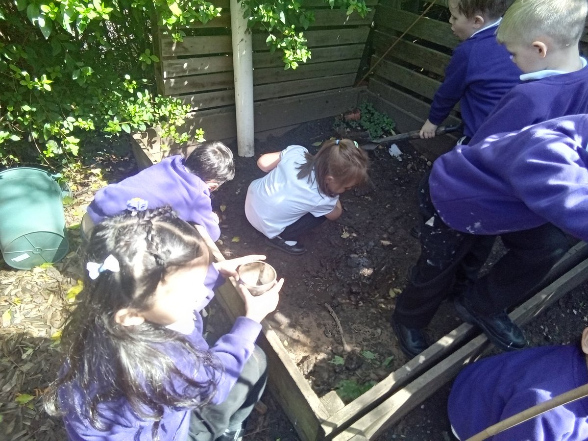 Reception have been learning about and looking for worms! @ElliotSchools #eyfs #outdoorlearning