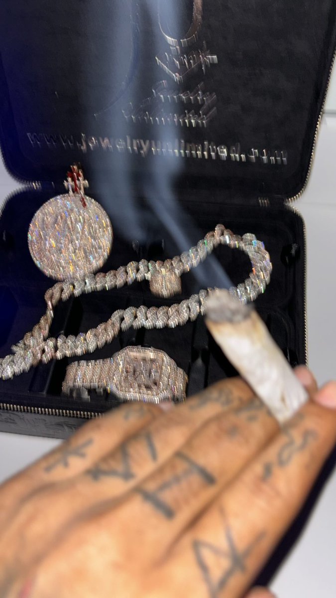 Yn_problem's tweet image. Hunnid thousand in jewelry 😂dese yns a sign 4 it w a couple thousands