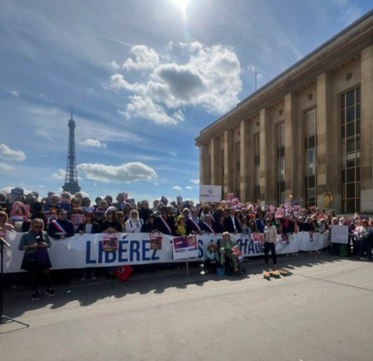 Présentes ce matin au Trocadéro avec les #MeresdelEspoir.Témoignage poignant de la mère de Jonathan Samerano 21 ans. Assassiné le #7Octobre au festival Nova. Son corps enlevé par les terroristes, dont un « éducateur social » de l’#Unrwa. #HamasTerrorists terroristes #UNRAcomplice