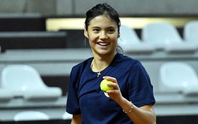 Wow. Emma Raducanu gets one of the best clay wins of her career, beating Caroline Garcia 3-6, 6-3, 6-2 at the BJK Cup Playoffs. FRA 1-1 GBR