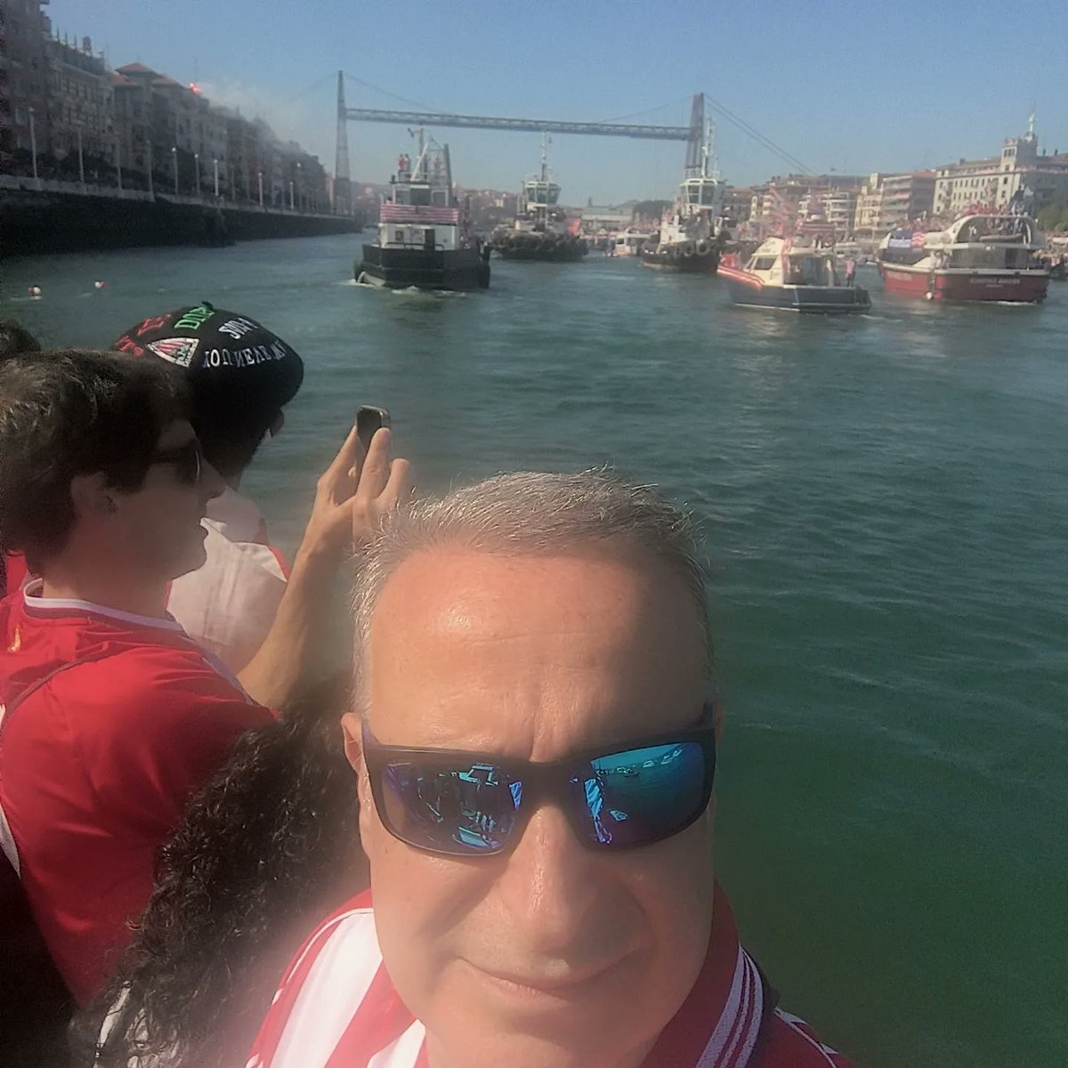 Ayer perdí estas gafas de sol de la marca Arnette. Las patillas y los marcos son azules. Probablemente, al montar en la moto en el puerto deportivo de Getxo, aunque nos descarto que las perdiera una vez llegado a Bilbao al trastear en el baúl. Si alguien las hubiera encontrado...