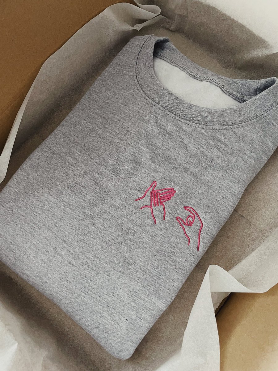 Guess the #DEAFIDENTITY Fingerspelling! 🤩 Can you work out what this BSL Fingerspelling reads from our high quality embroidery ‘INITIALS’ range with Magenta thread on Grey sweater? 😍🩷 Order and personalise your clothing and accessories now at deafidentity.com 💫