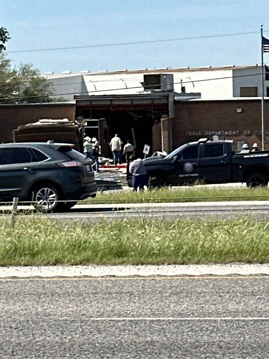 #BreakingNews: An 18-wheeler reportedly drove through the Texas DPS building in Brenham, Texas. Reports of several people with serious injuries. @KPRC2 📸 Hay Girl LLC