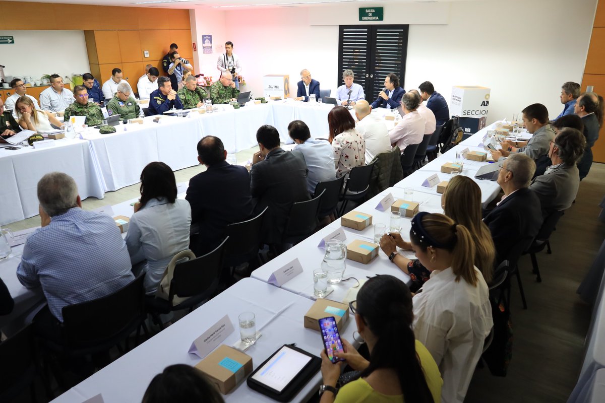 #AEstaHora Importante encuentro entre @ConsejoGremial, @Mindefensa, @AlcaldiadeMed, @GobAntioquia y @FuerzasMilCol, con el sector productivo de Antioquia, con el objetivo de promover soluciones efectivas que garanticen su seguridad. #ColombiaSegurayProductiva