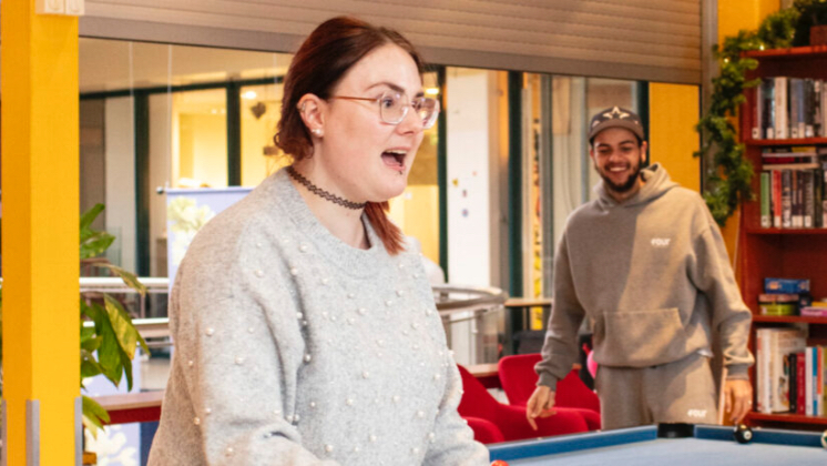 Met vier in een appartement voor 1 persoon. Steph woont veel te klein. "Ons gezin past hier niet!" Een oplossing is niet in zicht, maar de externe woonkamer van #SPOTLelystad helpt haar. Het is een #thuis buiten haar eigen huis. "Ik ben altijd welkom" bit.ly/3vMbiAZ