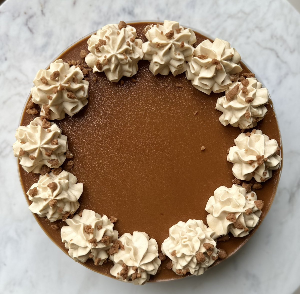 This little beauty is now available on the auld online shop ! Biscoff luxury cheesecake and enough space for me to write any message you want (within reason !!!)… #birthday #confirmation #thankyou lepatissier.ie/collections/si…