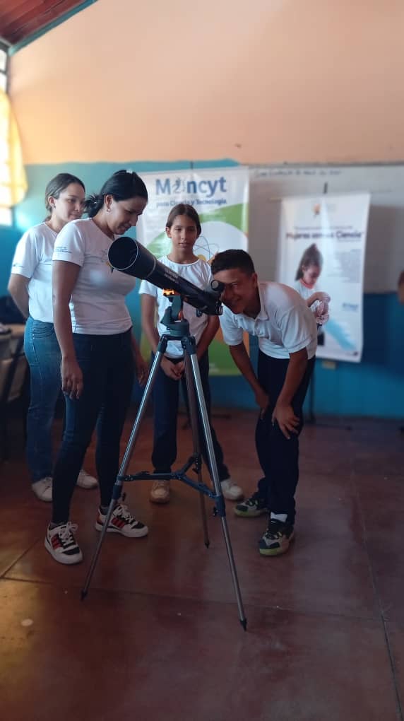 #12Abr | Estudiantes de la Escuela Primaria “Alejandro Febres” exploran el maravilloso mundo de la astronomía junto a investigadores de Fundacite Cojedes. Participaron en dinámicas sobre gravedad en el espacio y posiciones de los planetas. Descubre más ➡️tinyurl.com/yzwbhkd7