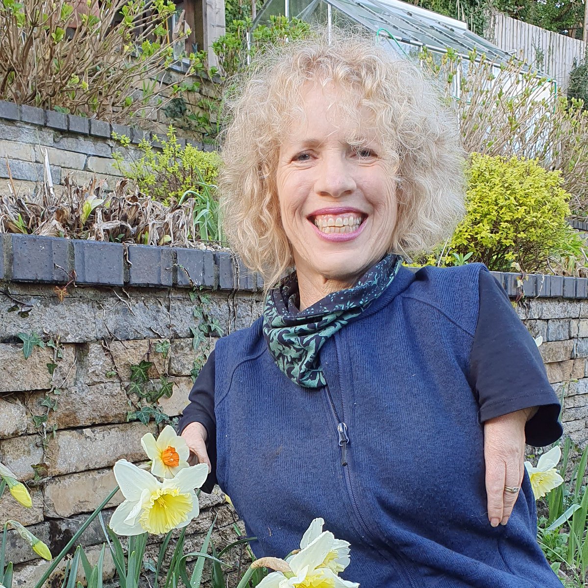 We're catching up with @suekentathome tonight as she makes a start on planting up her new hot borders. See you at 8 o'clock on @BBCTwo 🙂 🌹 🌿 #FlowersOnFriday #GardenersWorld #FridayFeeling #Gardening