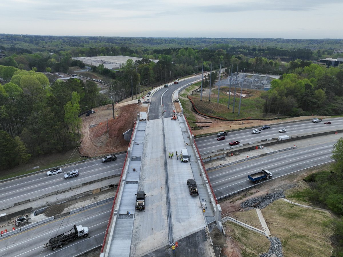 The temperature isn't the only thing heating up ☀️ Over at the SR 400 Bridge Replacements, you can expect to see a major accomplishment finished this coming May. The Kimball Road bridge is near reaching substantial completion! bit.ly/SR-400-DB-Phas…